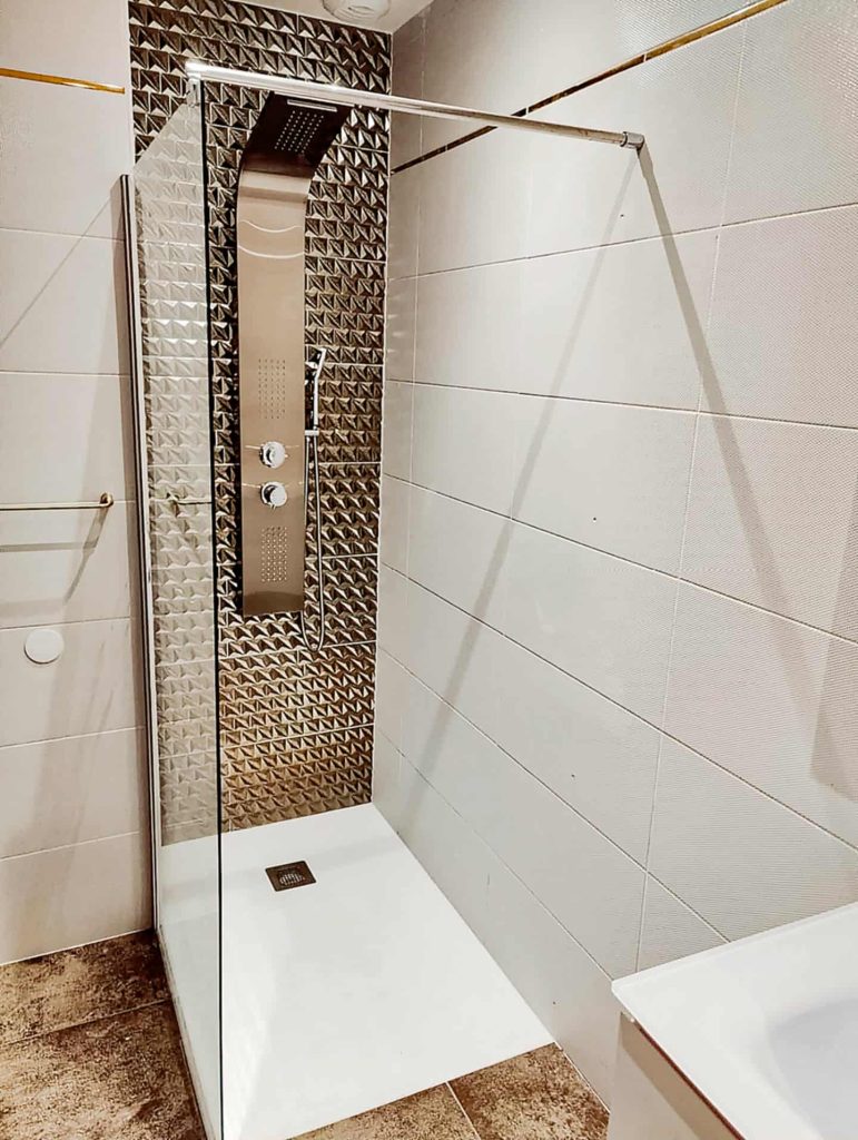 308e0b49-ff2e-4e79-8df9-1c249fb91323